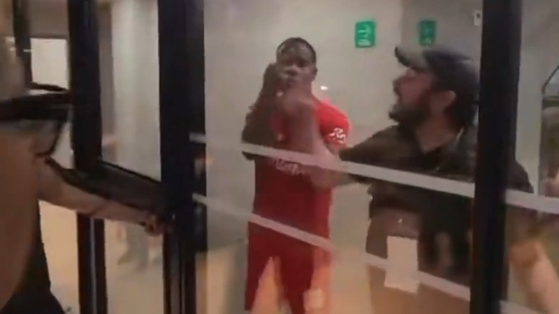 Tensión en el nuevo Estadio Banorte: conato de bronca culmina con insultos racistas de aficionados hacia Helinho en la nueva zona 